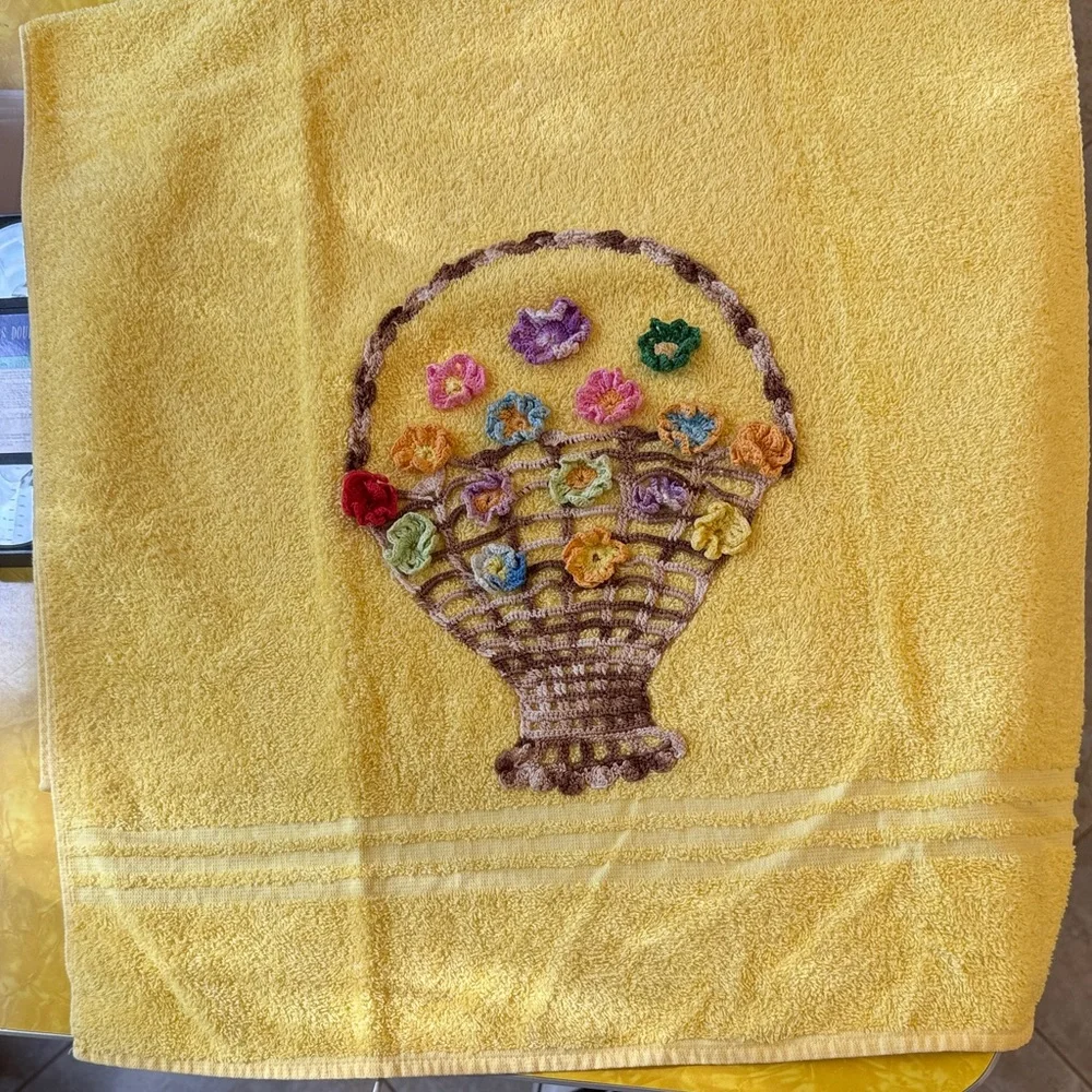 1970’s Cannon Floral Basket Embroidered Bath Towel. Granny Core. Made in USA.